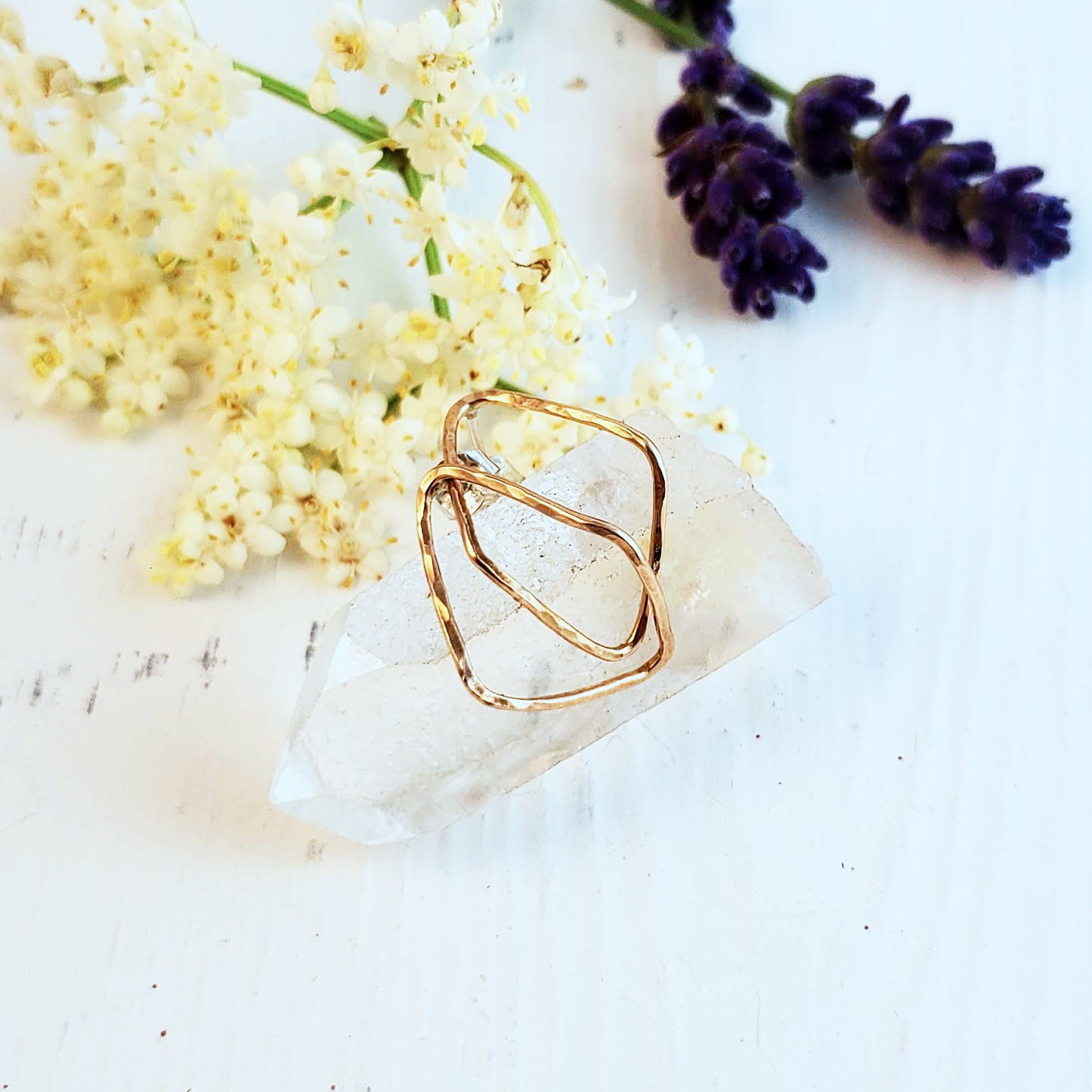 IRIS Aretes curvos llenos de oro de 14 k con forma de diamante