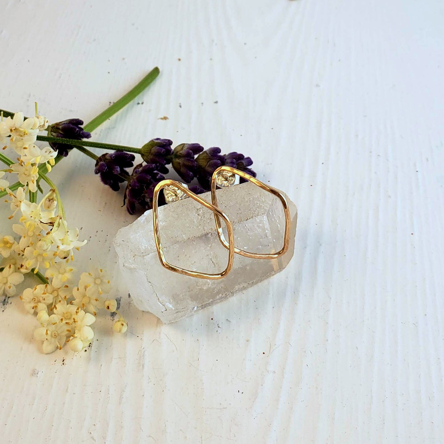 IRIS Aretes curvos llenos de oro de 14 k con forma de diamante