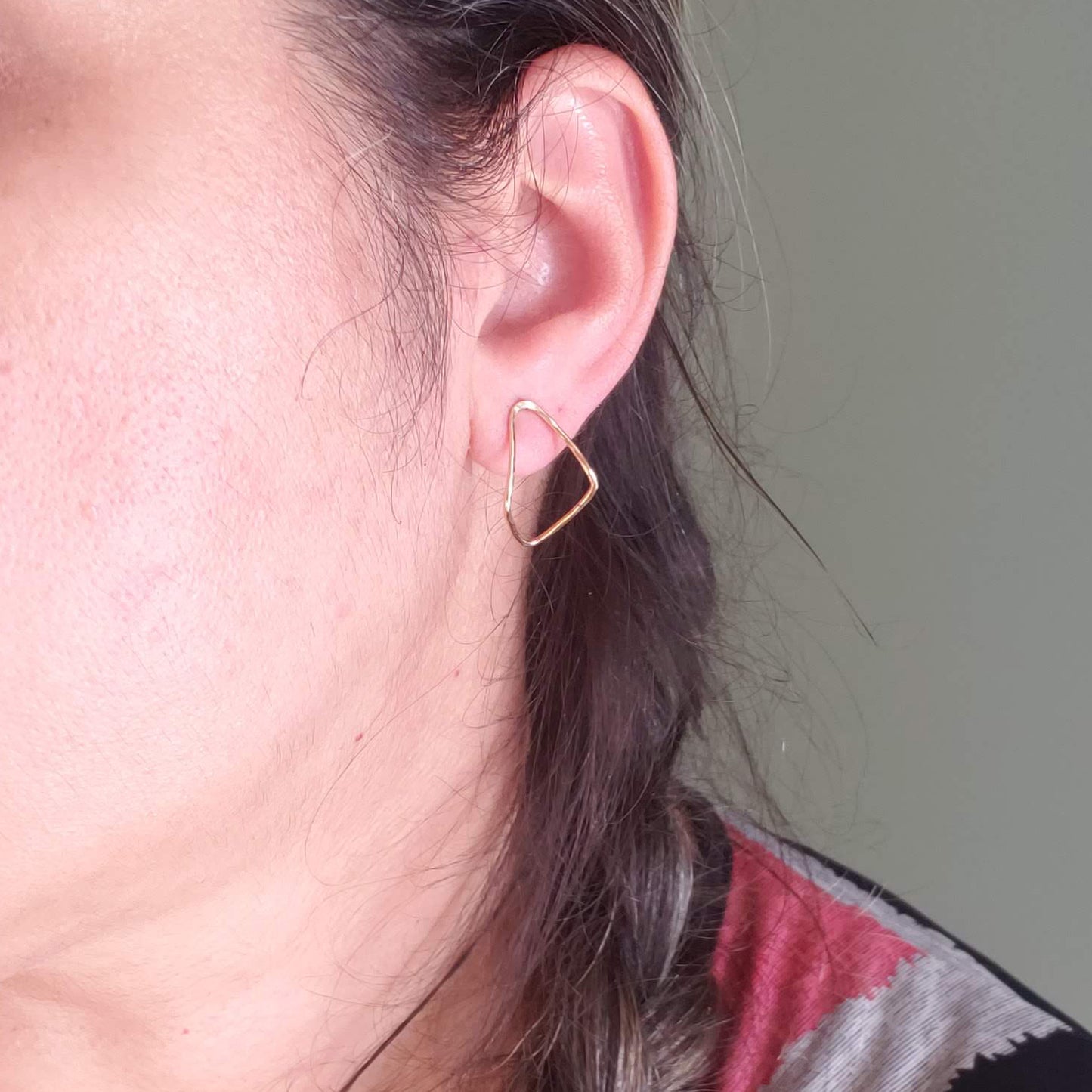 IRIS Aretes curvos llenos de oro de 14 k con forma de diamante
