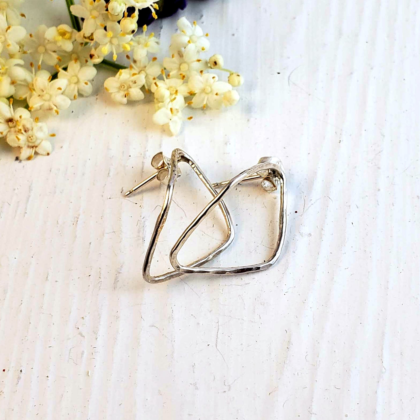 Pendientes IRIS de plata de ley curvados con forma de diamante
