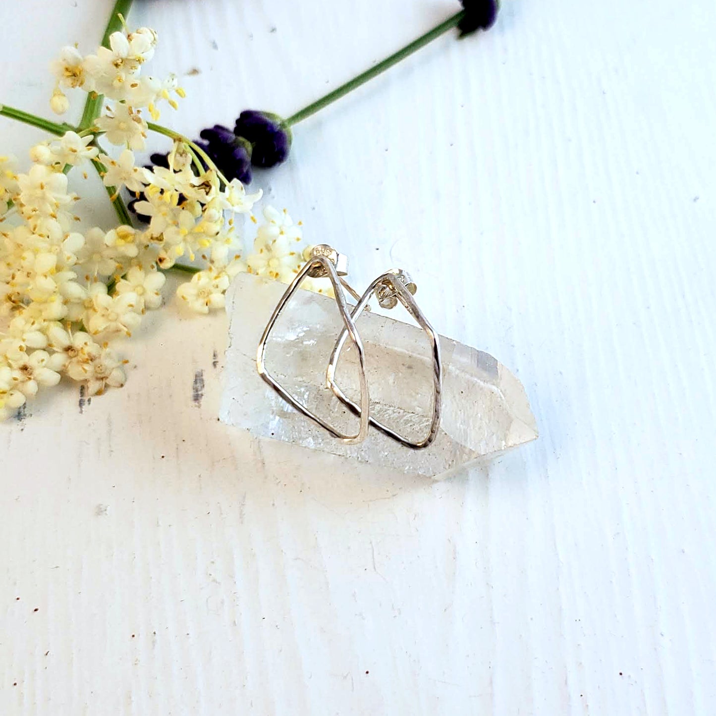 Pendientes IRIS de plata de ley curvados con forma de diamante