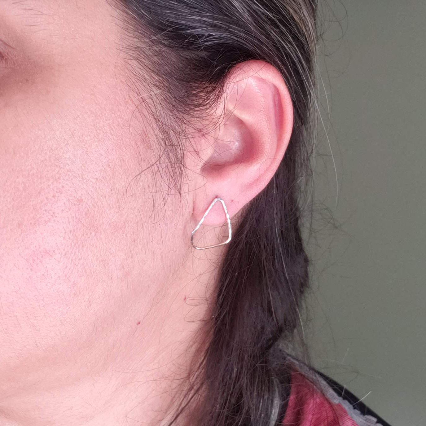 Pendientes IRIS de plata de ley curvados con forma de diamante