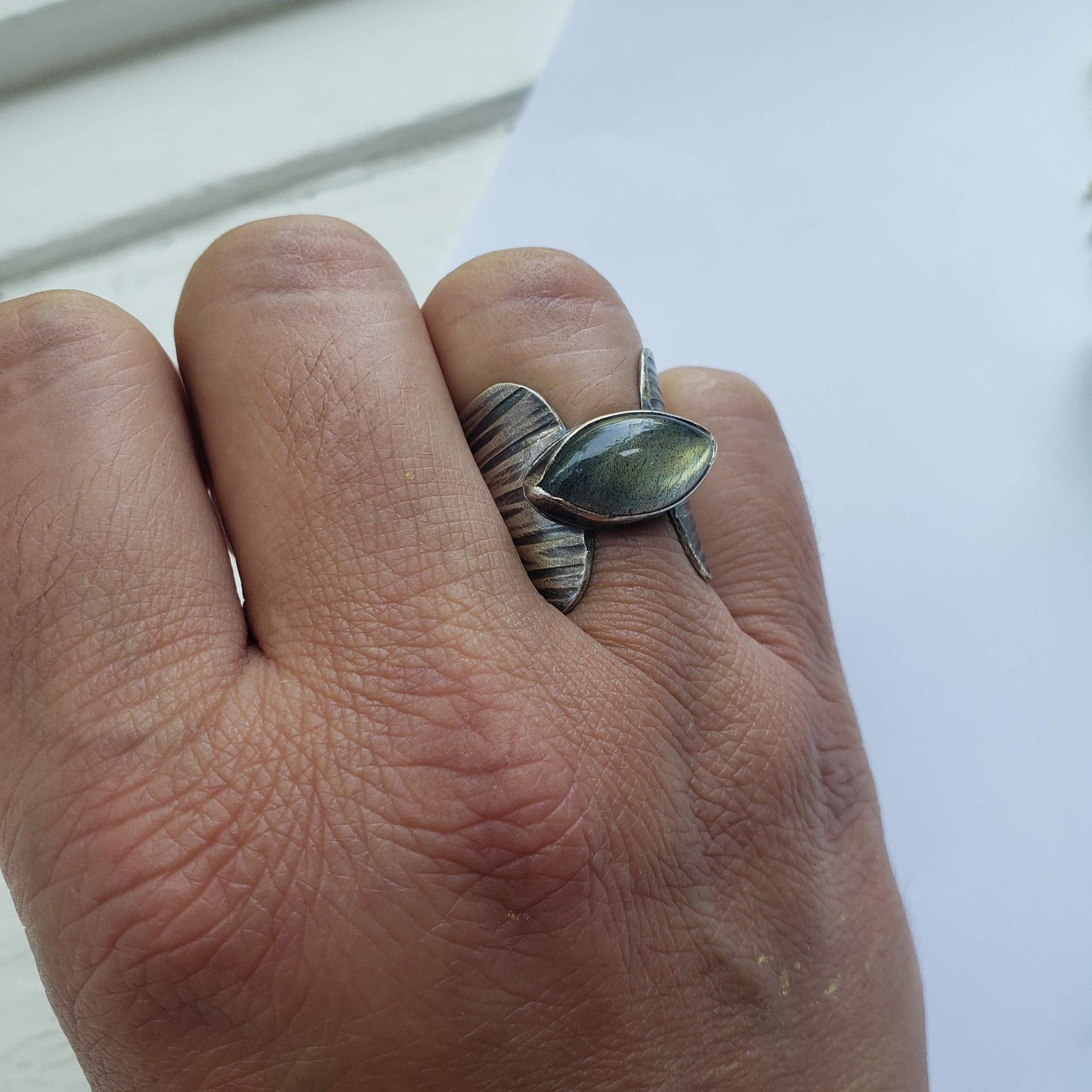 Anillo llamativo de labradorita IRIS