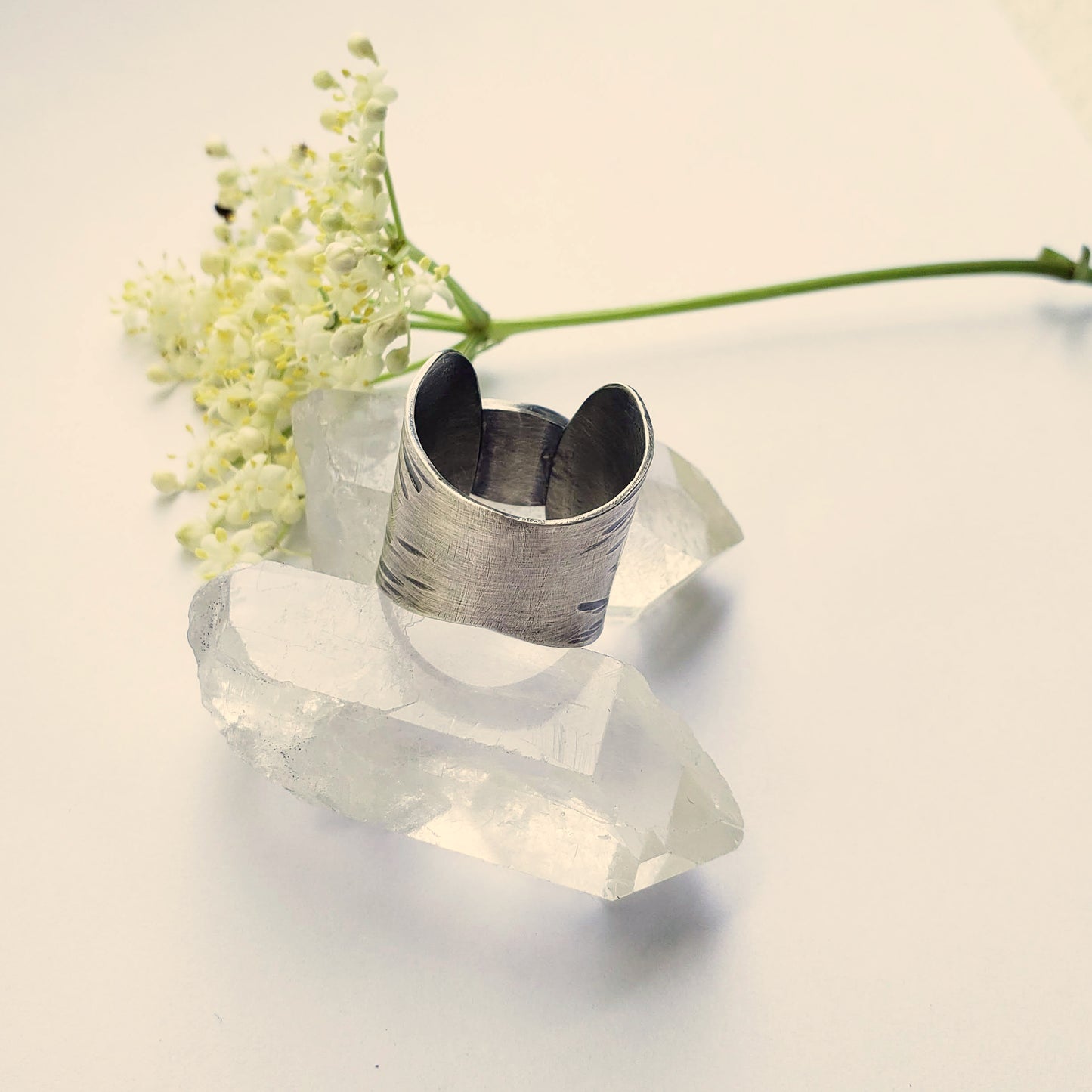 Anillo llamativo de labradorita IRIS