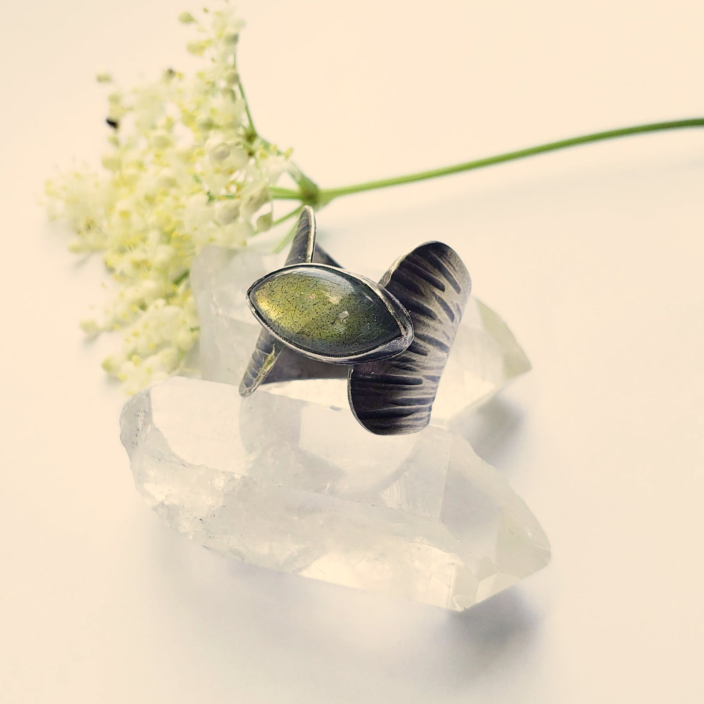 Anillo llamativo de labradorita IRIS