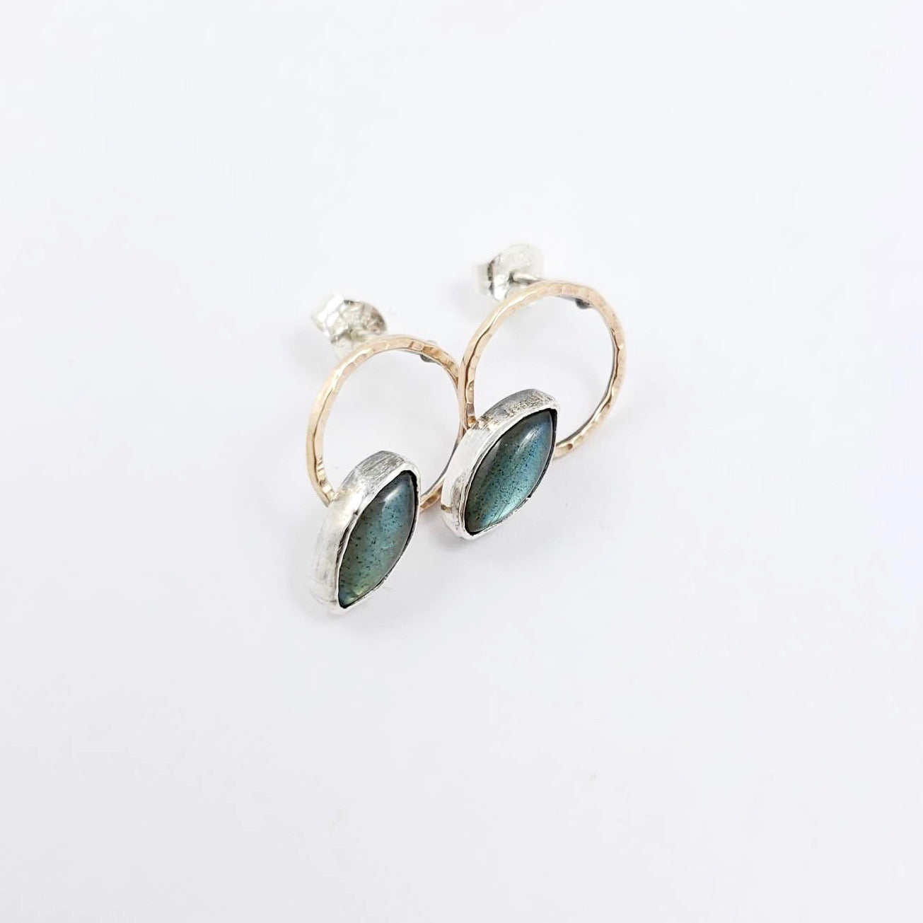 IRIS - Labradorita "La Vidente" y Studs llenos de oro