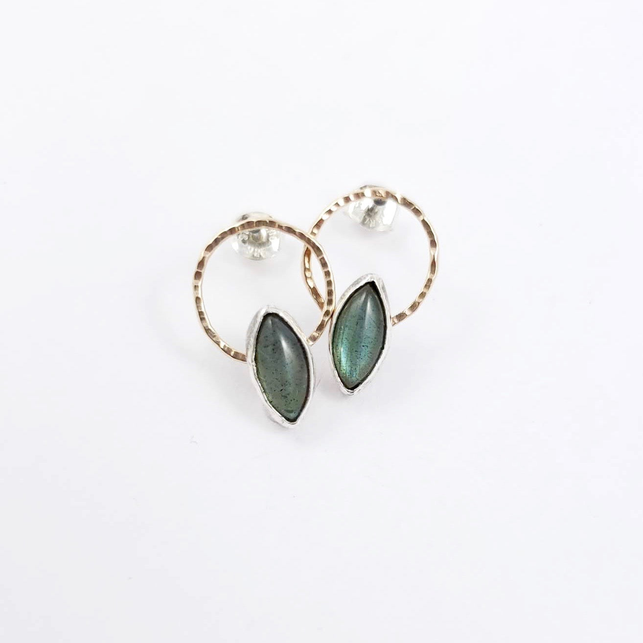 IRIS - Labradorita "La Vidente" y Studs llenos de oro