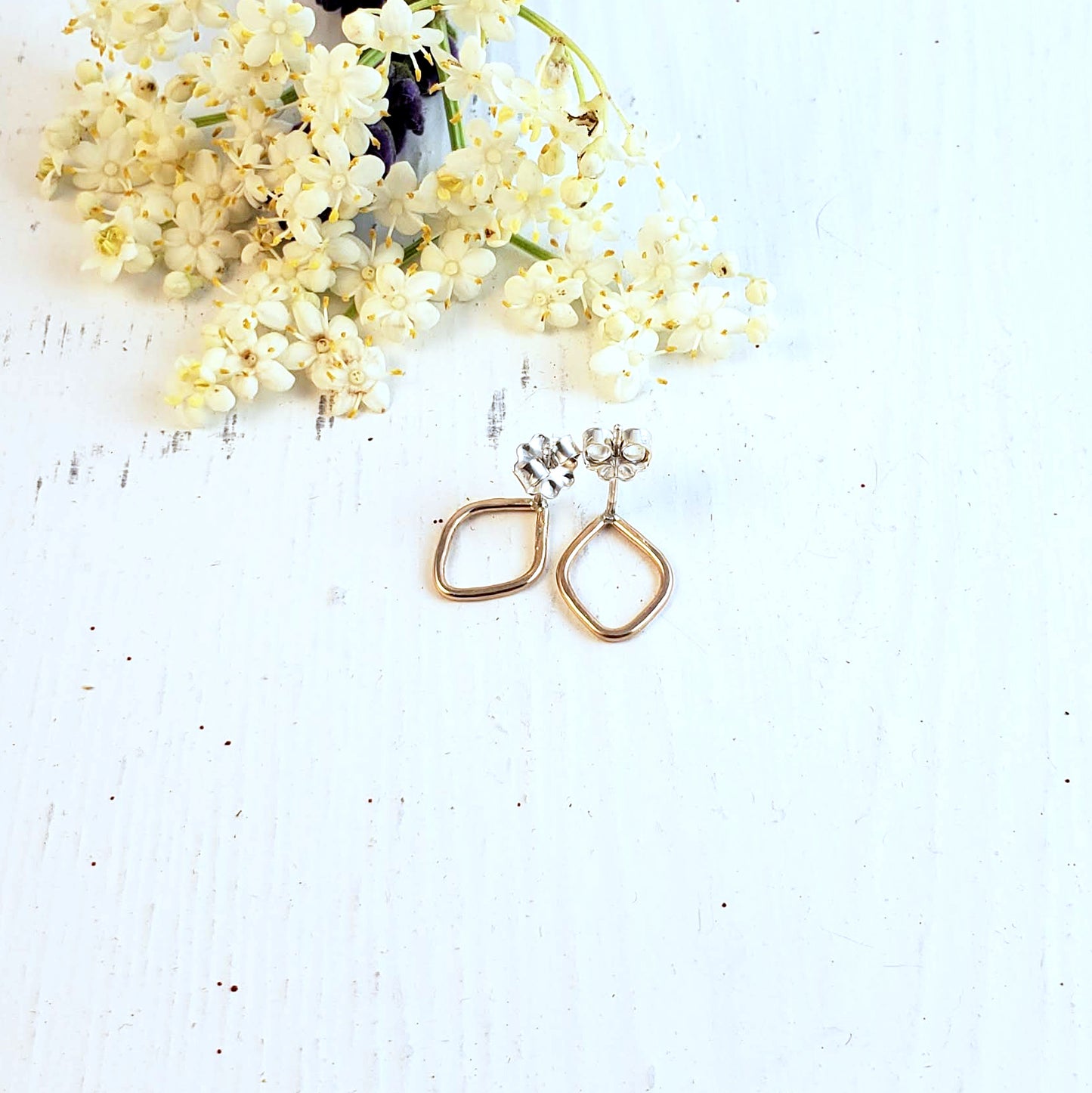 Aretes IRIS rellenos de oro de 14 k con forma de diamante pequeño