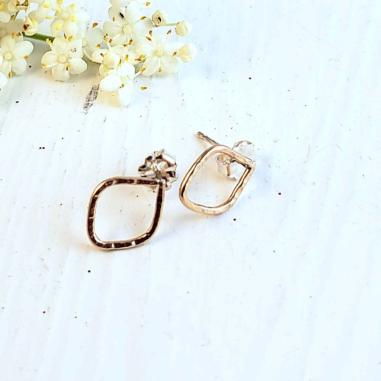 Aretes IRIS rellenos de oro de 14 k con forma de diamante pequeño