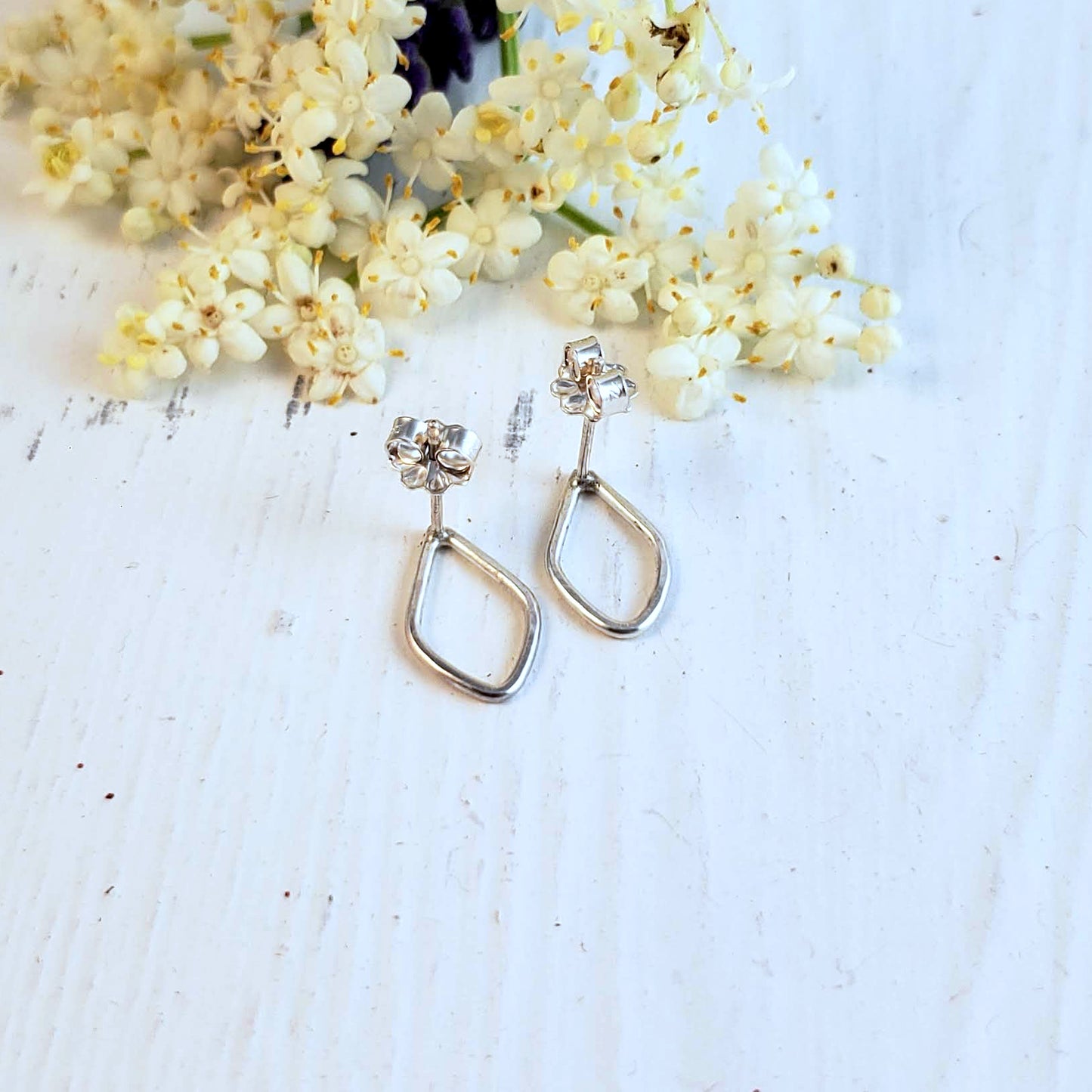 Pendientes IRIS de plata de ley con forma de diamante pequeño