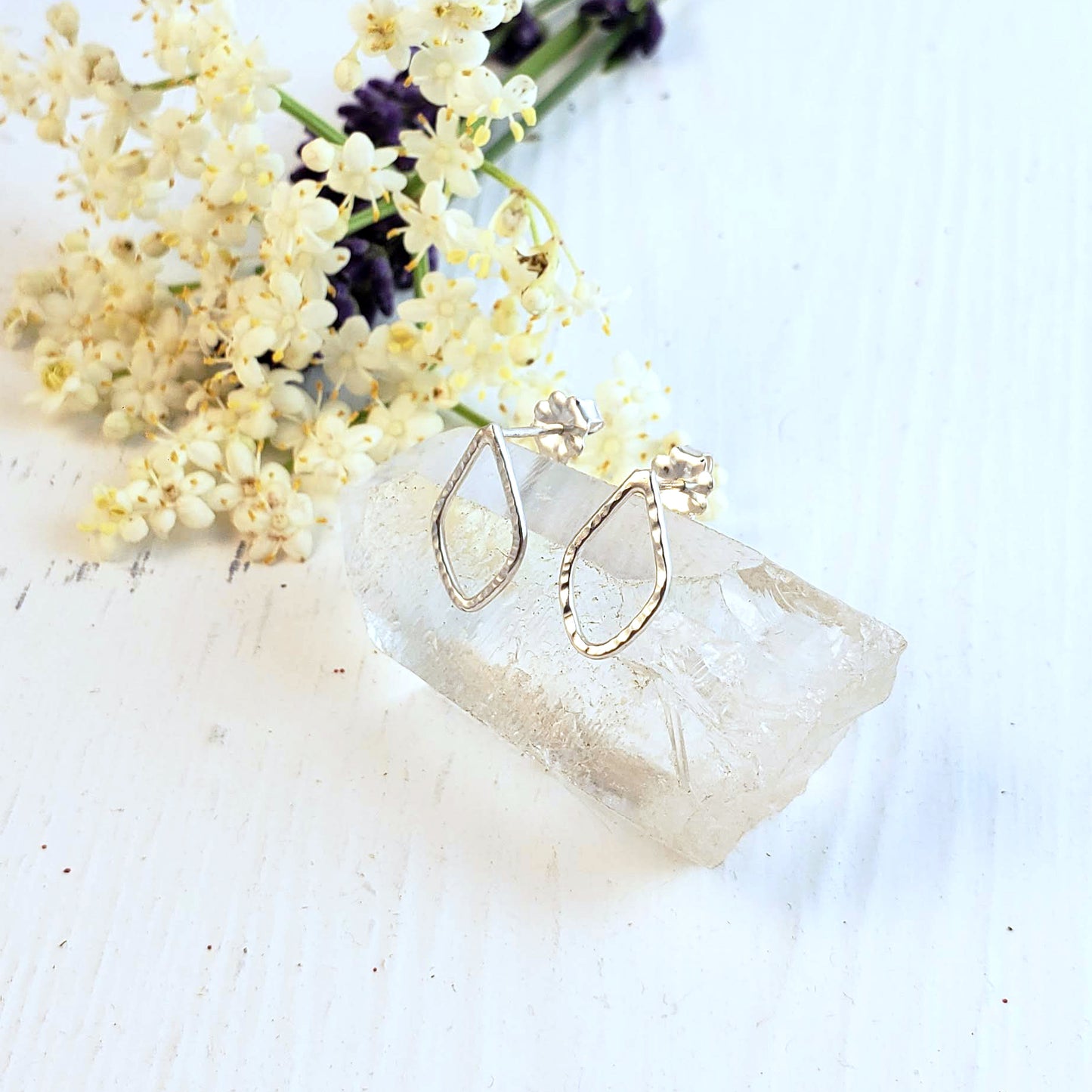 Pendientes IRIS de plata de ley con forma de diamante pequeño