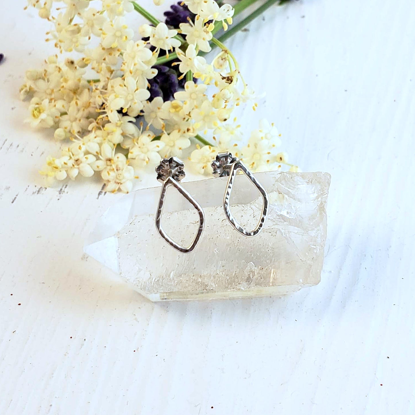 Pendientes IRIS de plata de ley con forma de diamante pequeño