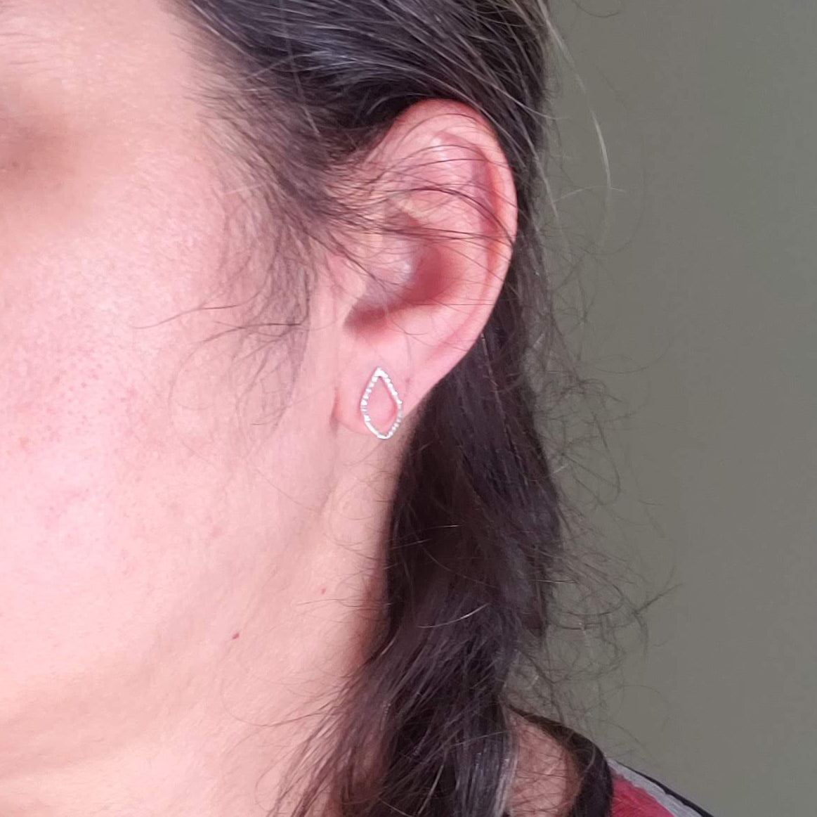 Pendientes IRIS de plata de ley con forma de diamante pequeño