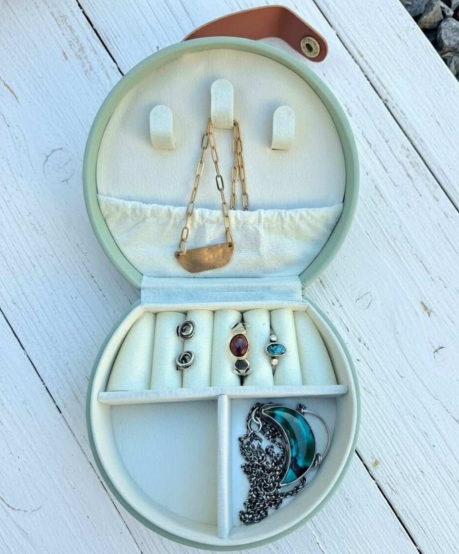 Round compact jewelry box