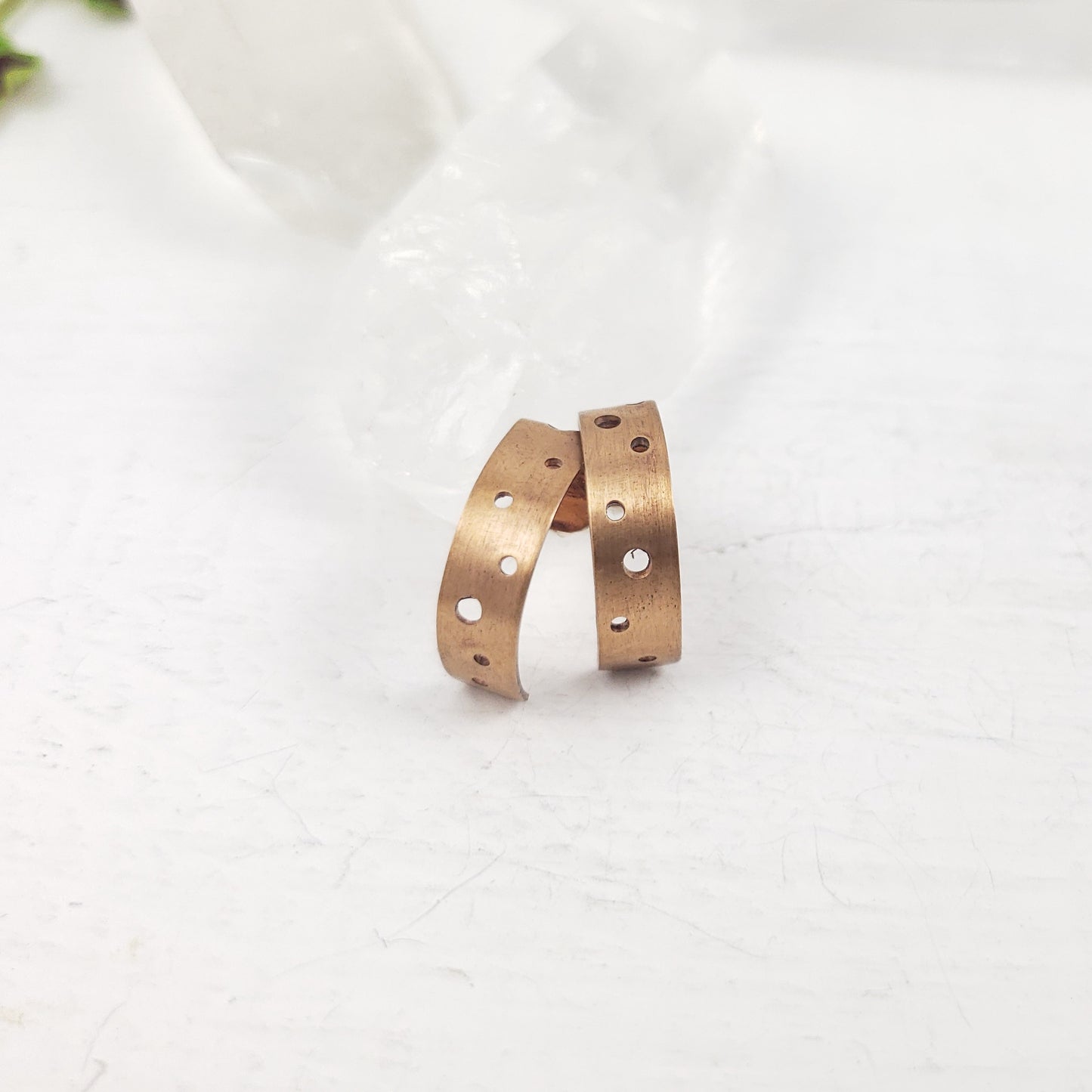 Pendientes de medio aro perforados en bronce