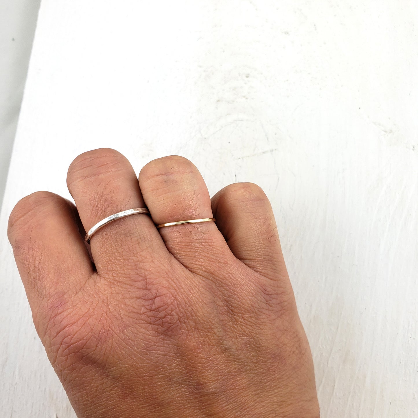 Banda delgada de oro macizo, 1 mm, facetada