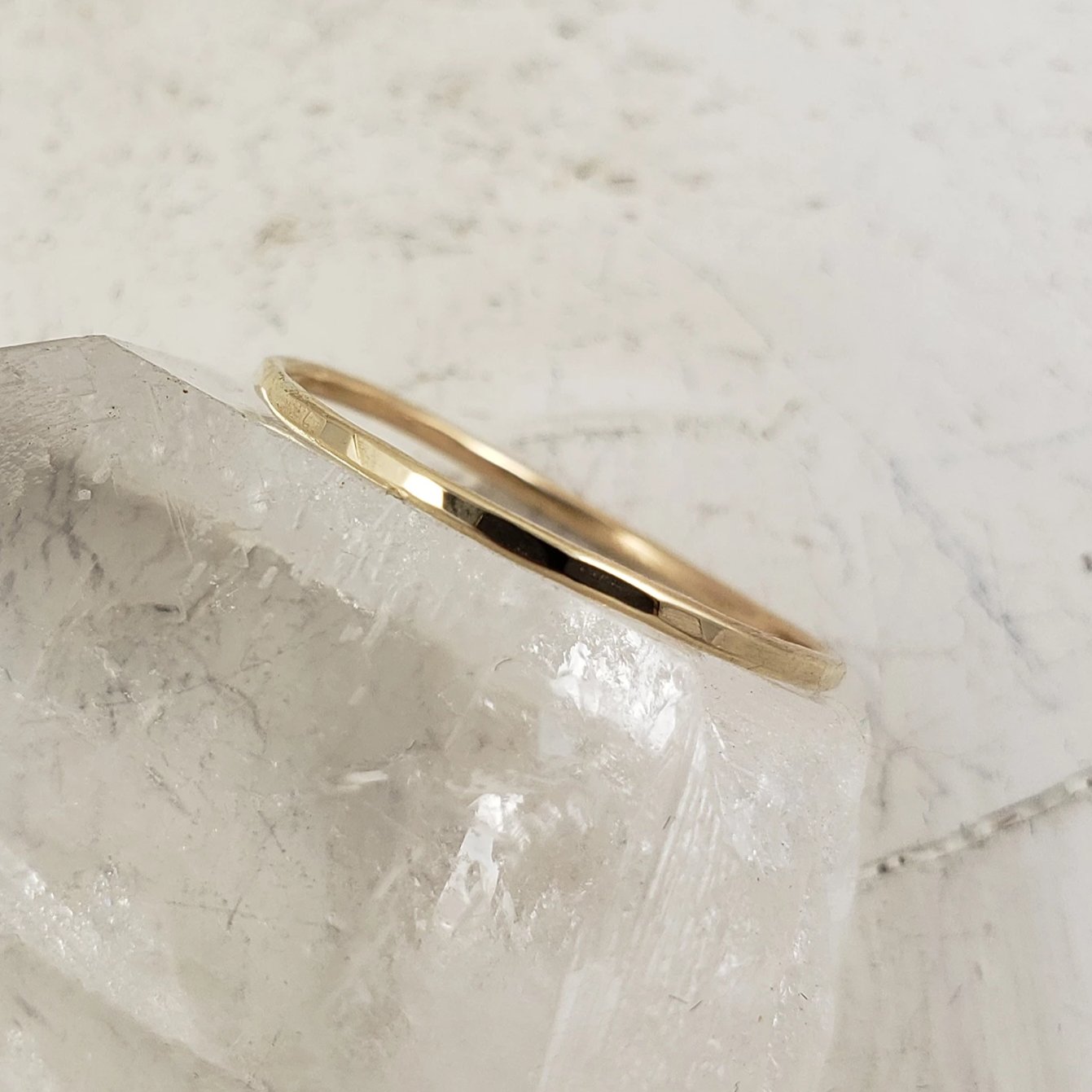 Banda delgada de oro macizo, 1 mm, facetada