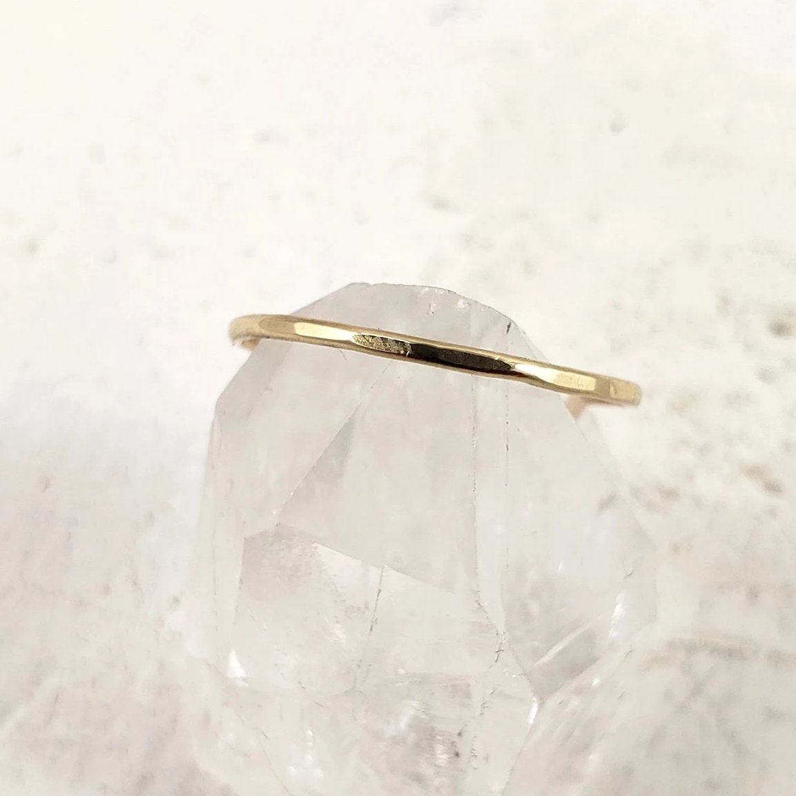 Banda delgada de oro macizo, 1 mm, facetada