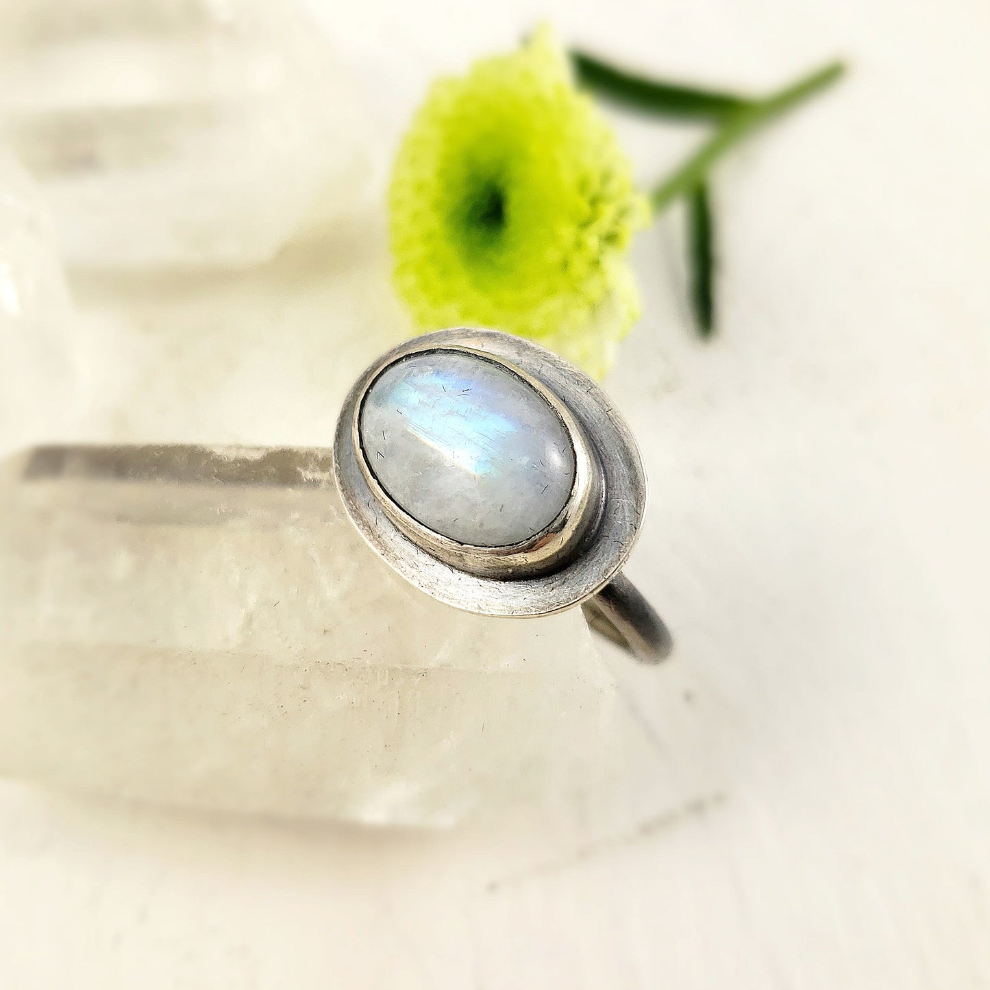 Anillo ovalado de piedra lunar arcoíris
