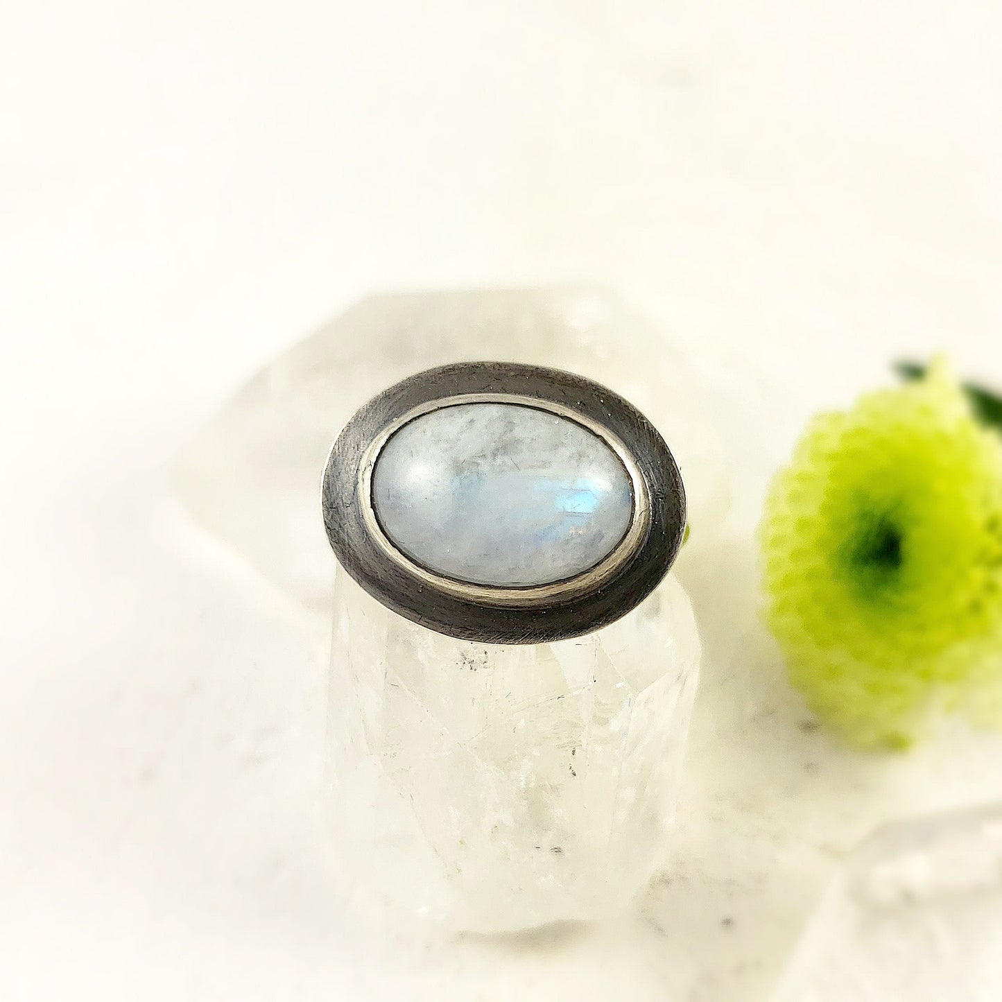 Anillo ovalado de piedra lunar arcoíris