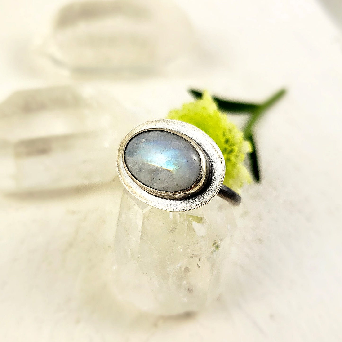 Anillo ovalado de piedra lunar arcoíris