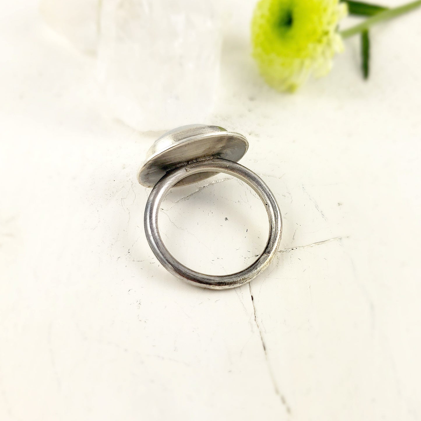 Anillo ovalado de piedra lunar arcoíris
