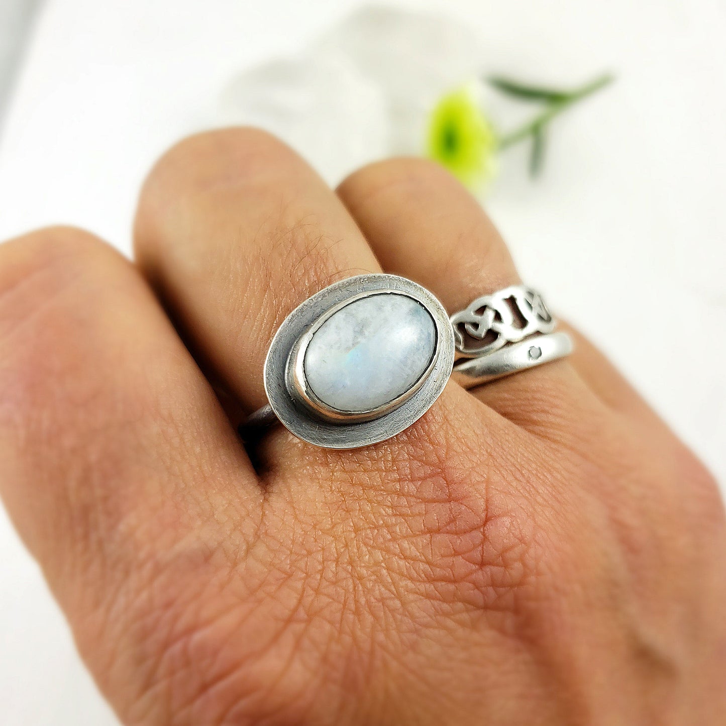 Anillo ovalado de piedra lunar arcoíris
