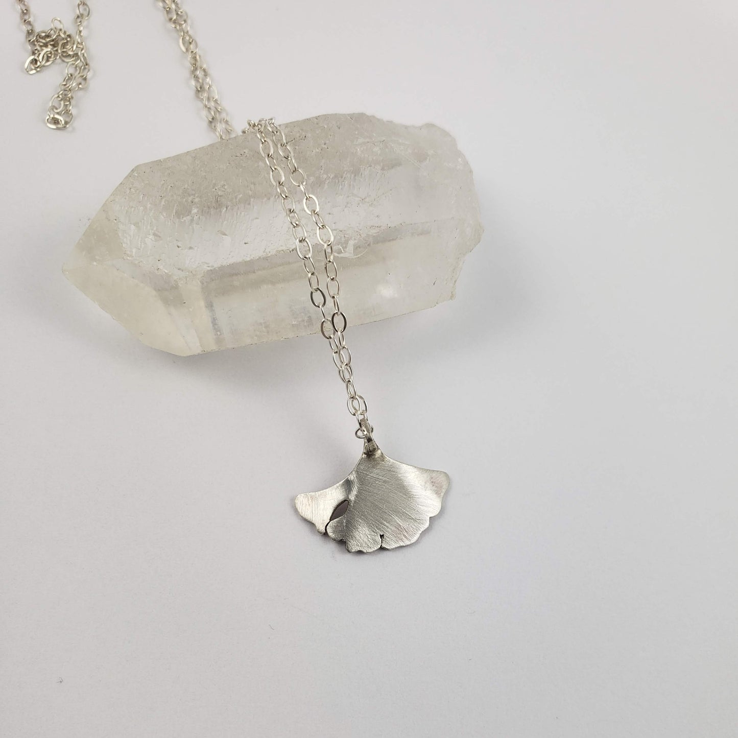 Collar pequeño de hojas de Gingko