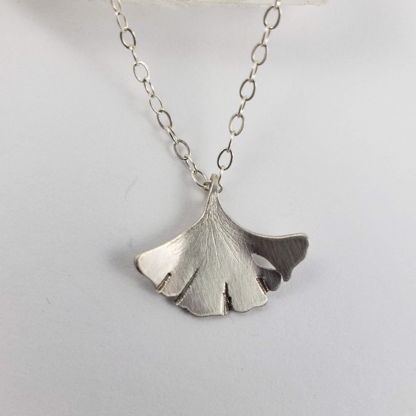 Collar pequeño de hojas de Gingko