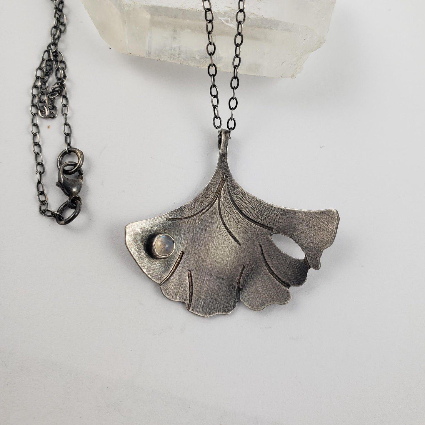 Collar de hoja de ginkgo de piedra lunar de gota de rocío