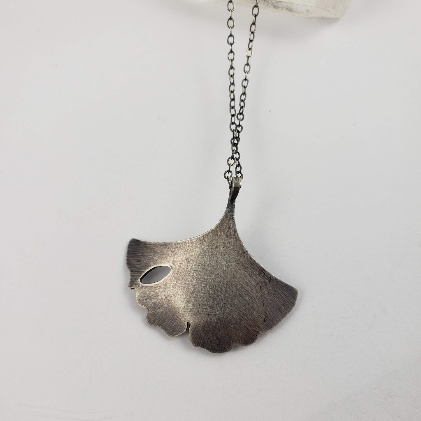 Collar de hoja de ginkgo de piedra lunar de gota de rocío