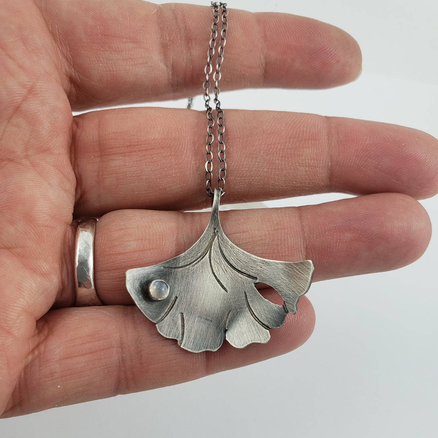 Collar de hoja de ginkgo de piedra lunar de gota de rocío