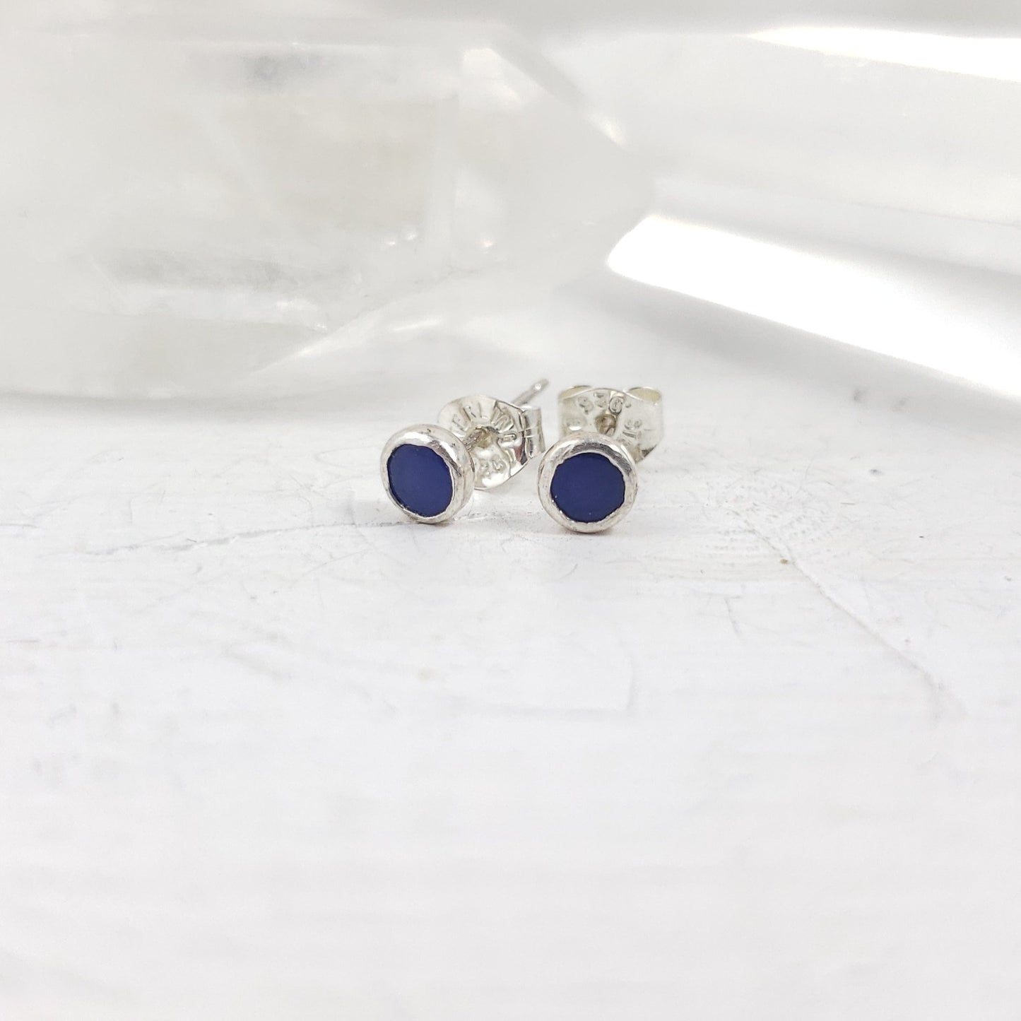 Petits clous d'opale bleue