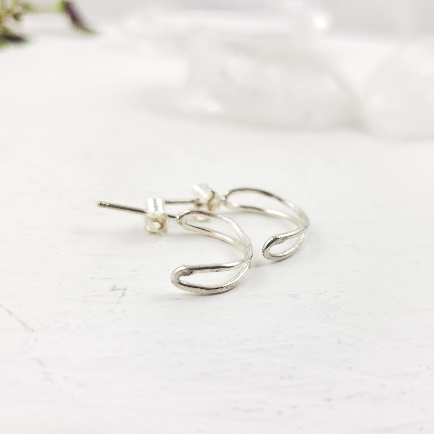 Pendientes de medio aro facetados de plata