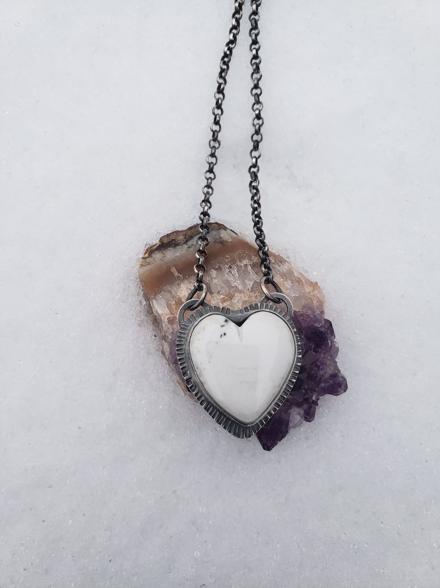Collar Corazón de Búfalo Blanco
