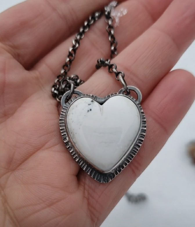 Collar Corazón de Búfalo Blanco