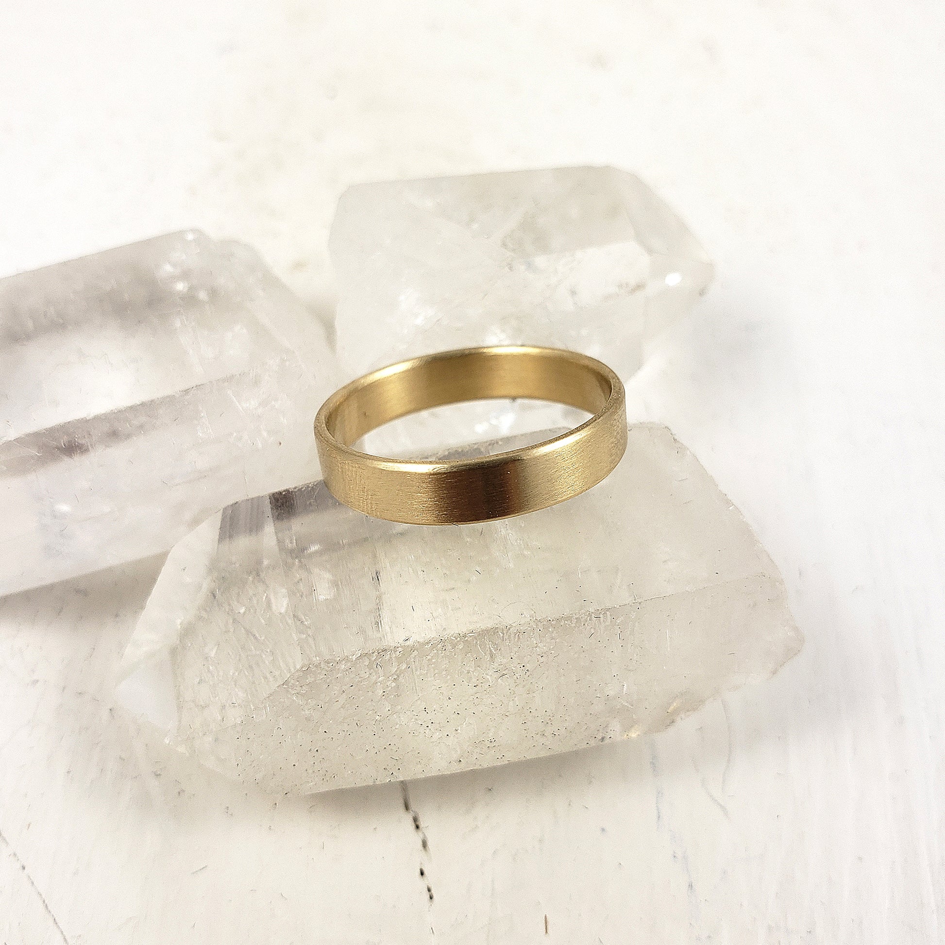 Unisex engagement band in solid god.